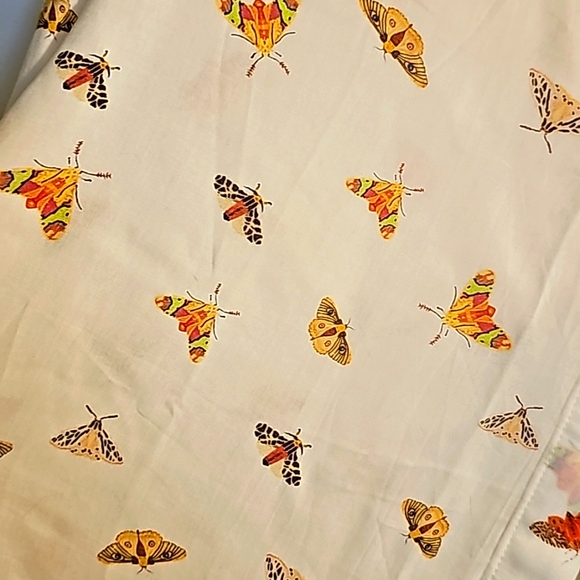 Moth Creamy / White Buttom Down Top - Picture 4 of 4